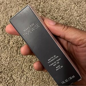 TimeWise Matte 3D Foundation
1 fl. oz.